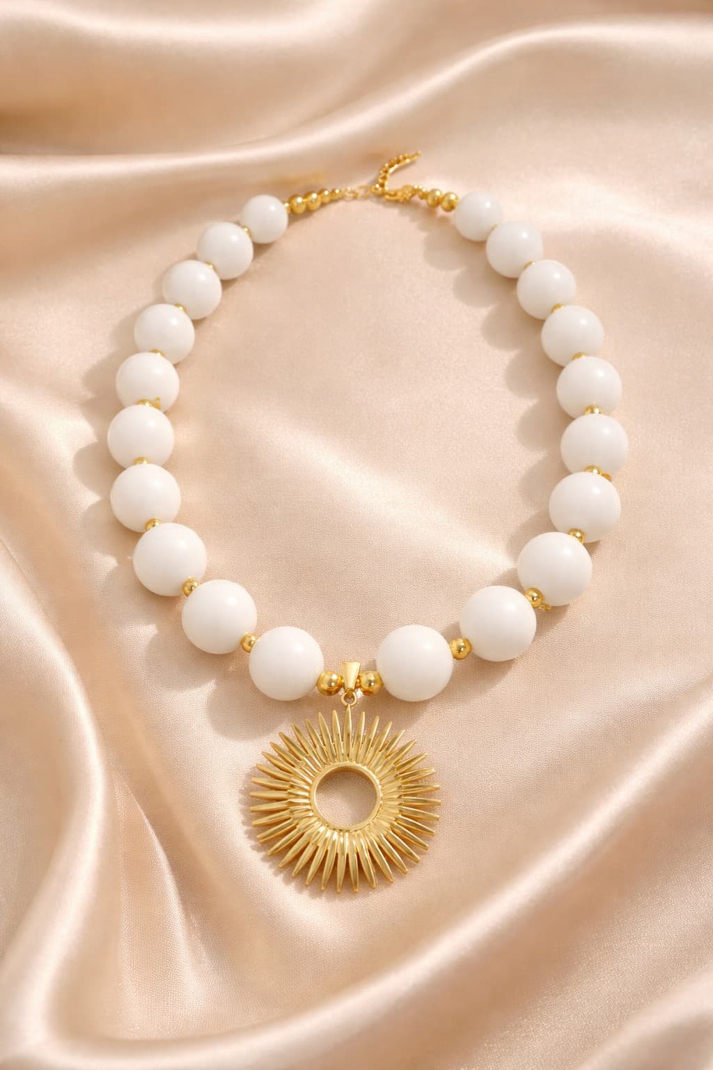 Collar bolas Blancas & Sol Dorado