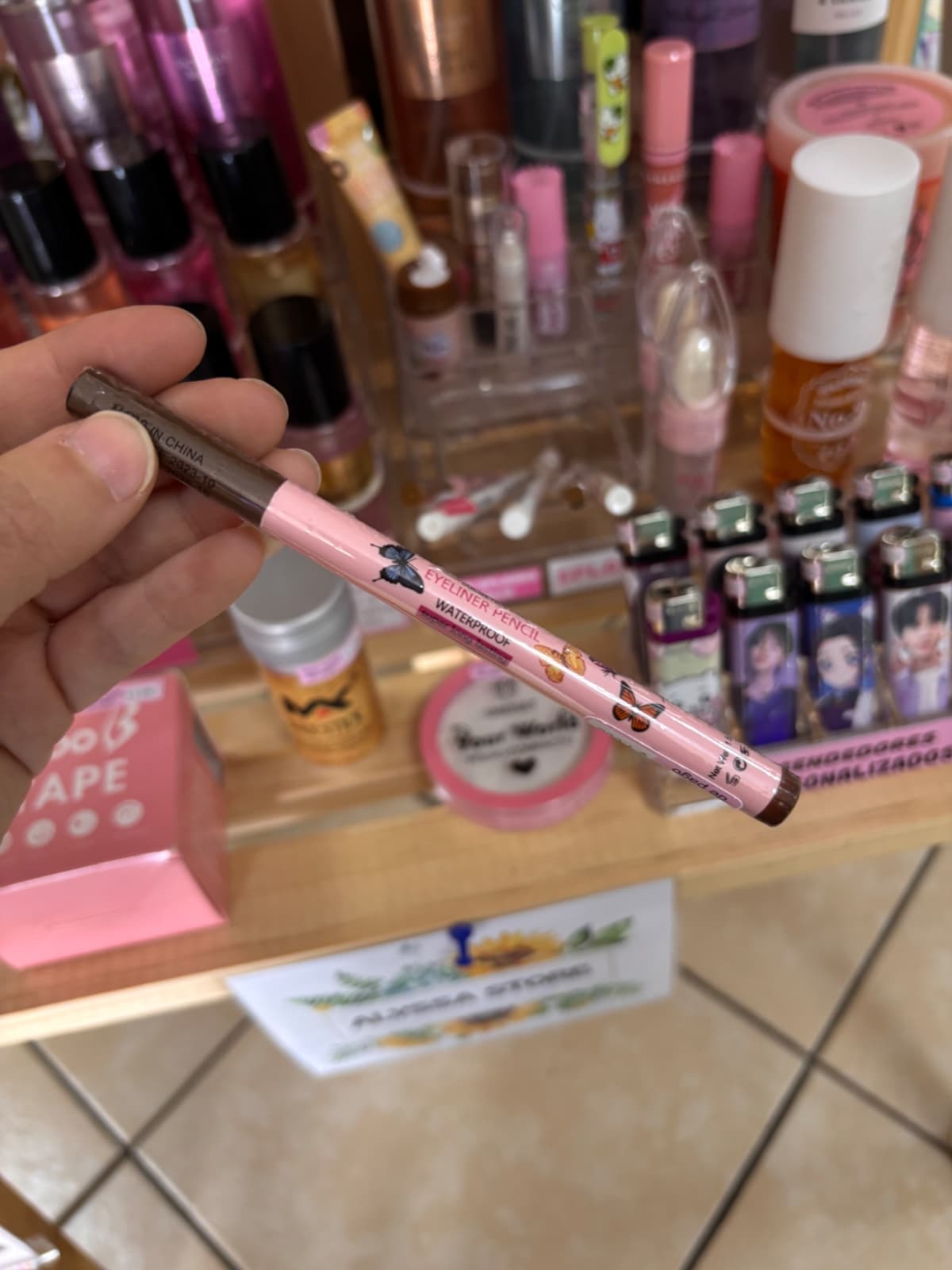 Delineador de ojos café oscuro punta plumon