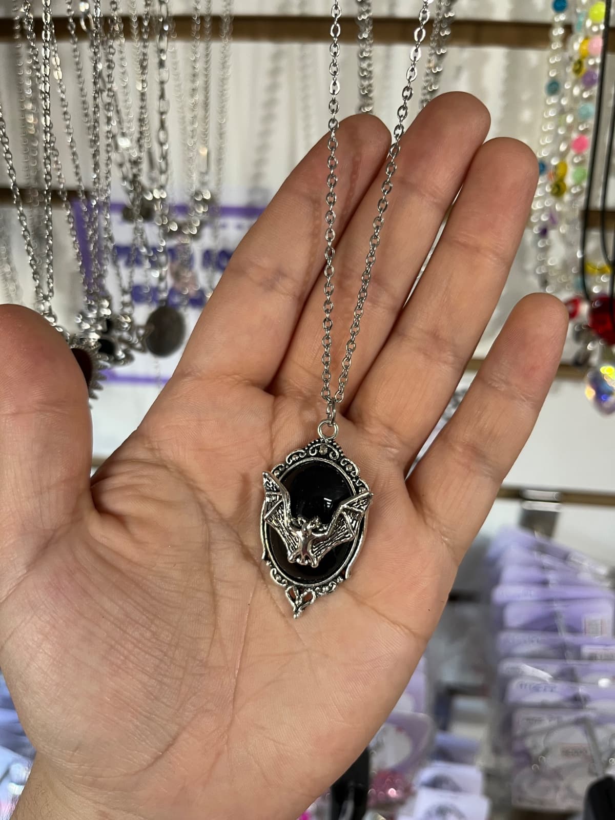 collar murciélago negro