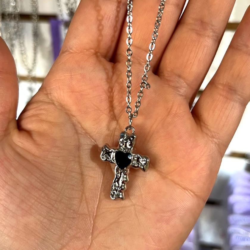 collar cruz negra pequeña 