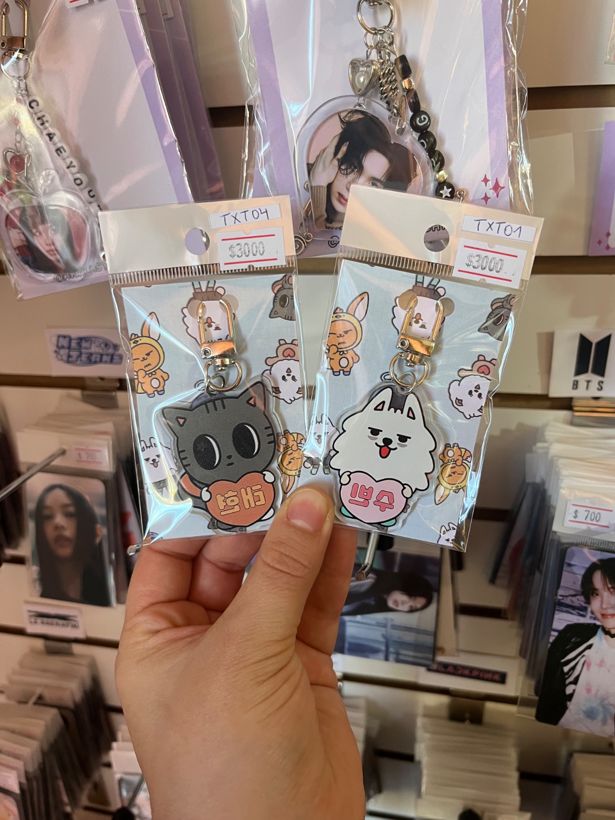 llaveros acrilico TXT  1