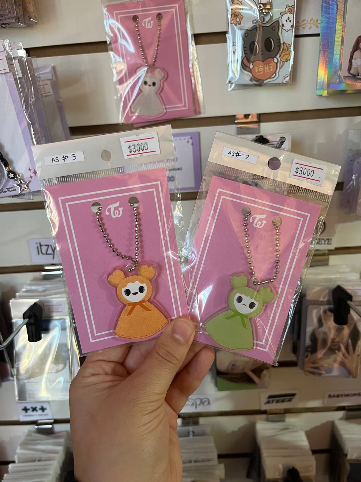 llaveros acrilicos twice fantasmita 1