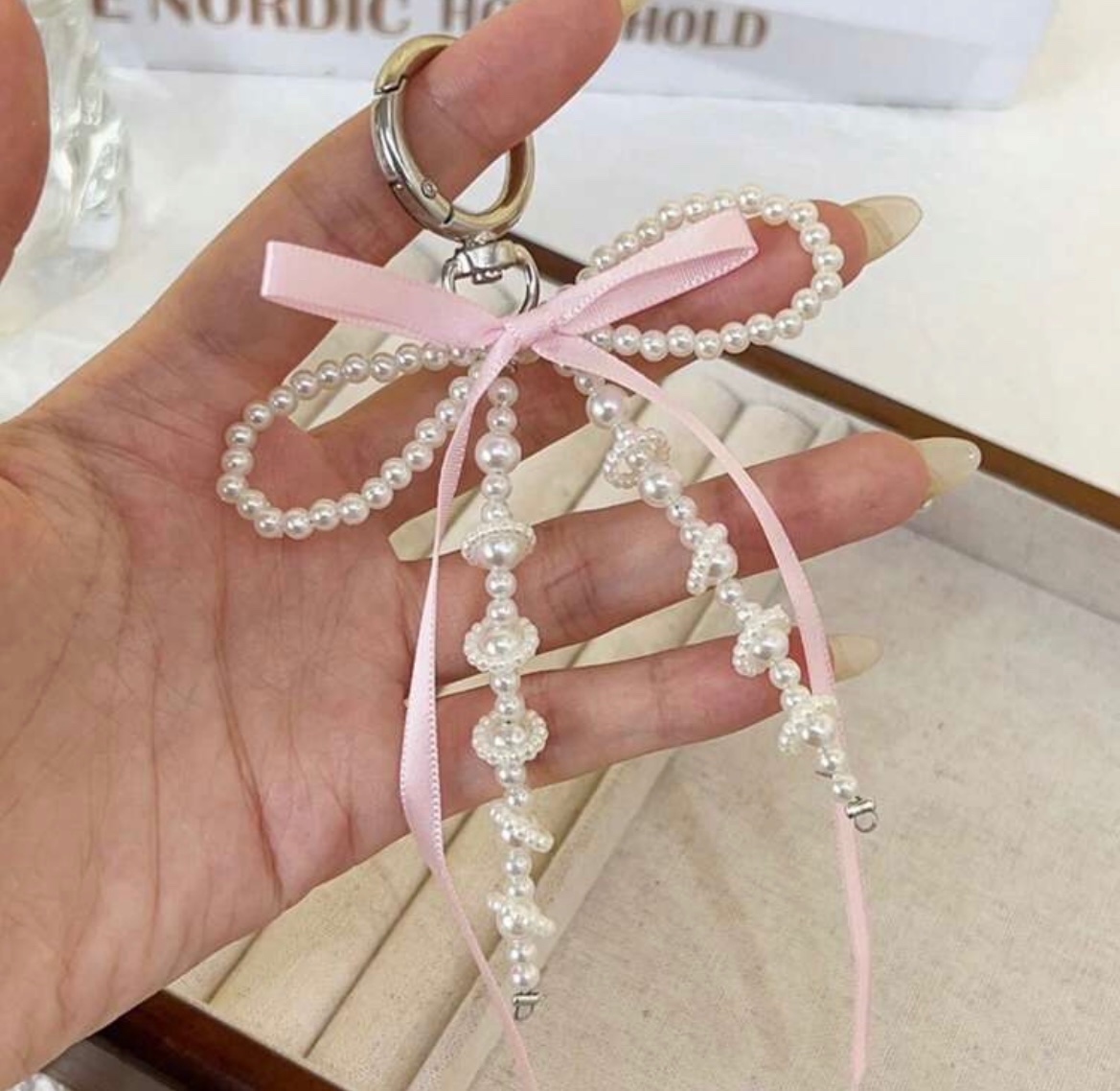 llavero perlas con lazo rosado