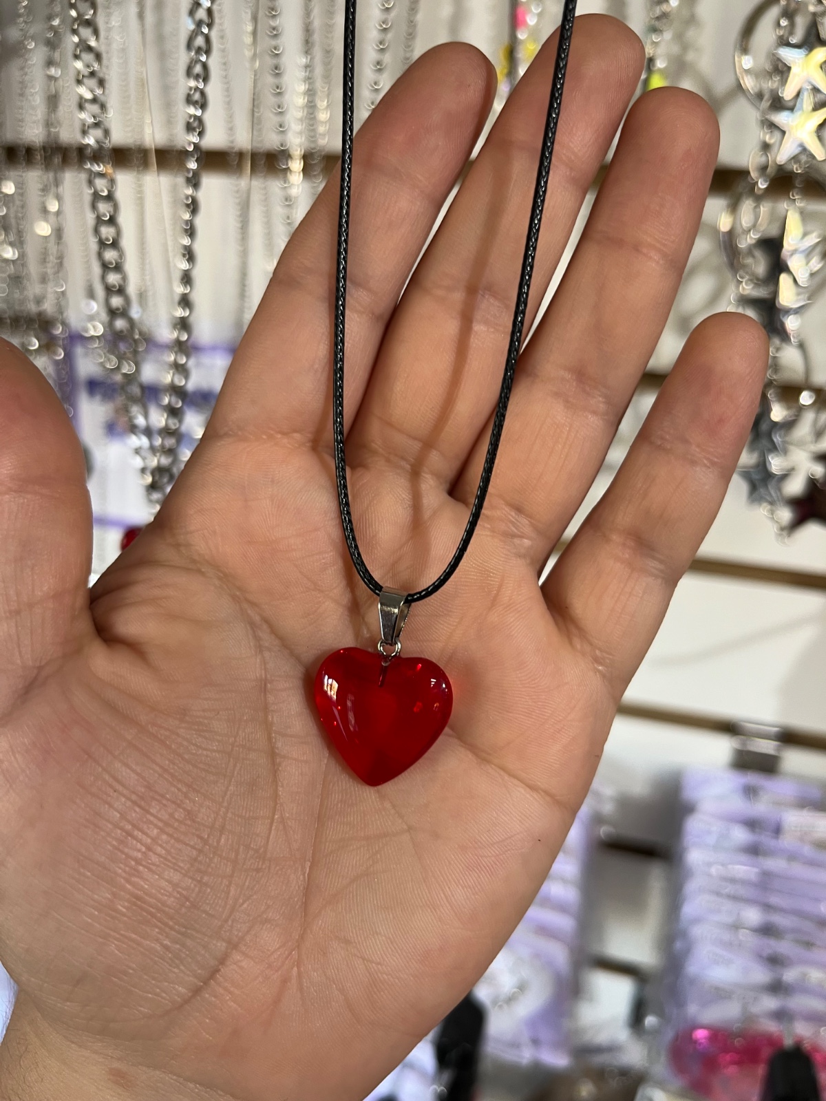 collar corazon rojo hilo negro  1