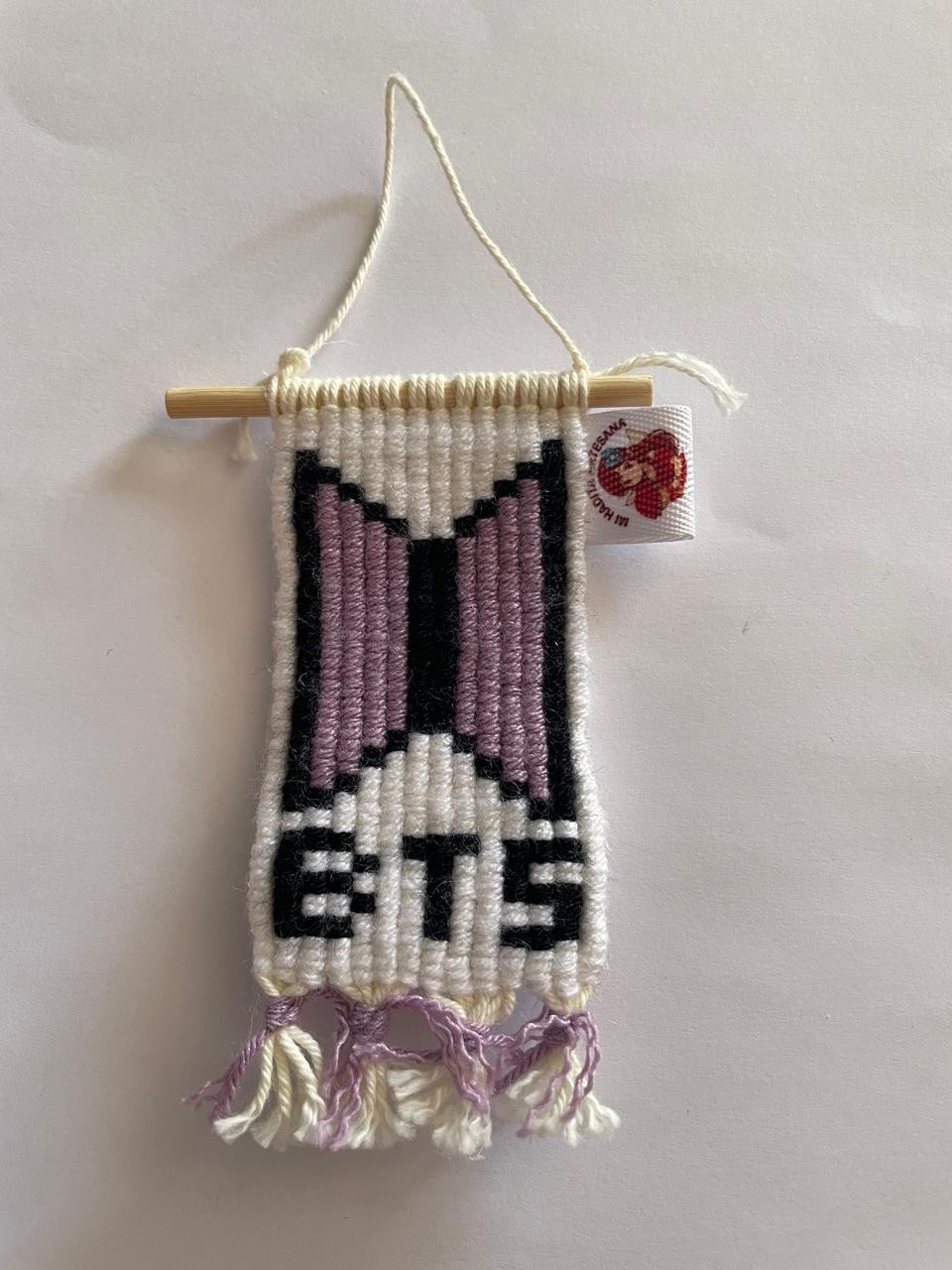 Mini tapiz de macramé de BTS de color blanco con lila 1